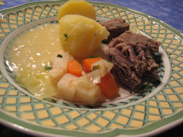 fersk-suppe-og-kj-tt-med-surs-t-l-ksaus-pratomat
